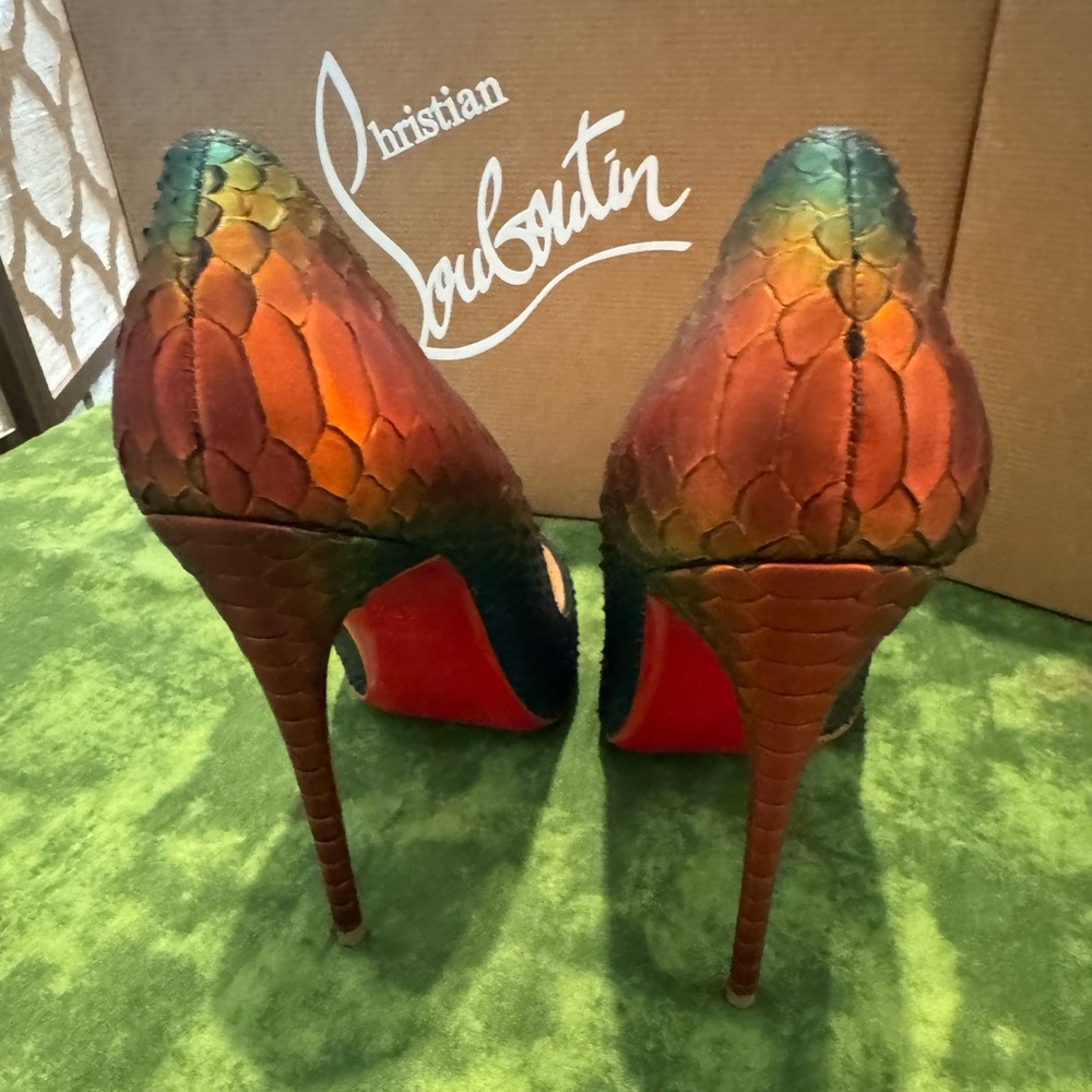 So Kate 37.5 Euro 7 1/2 US Python Rainbow Heels